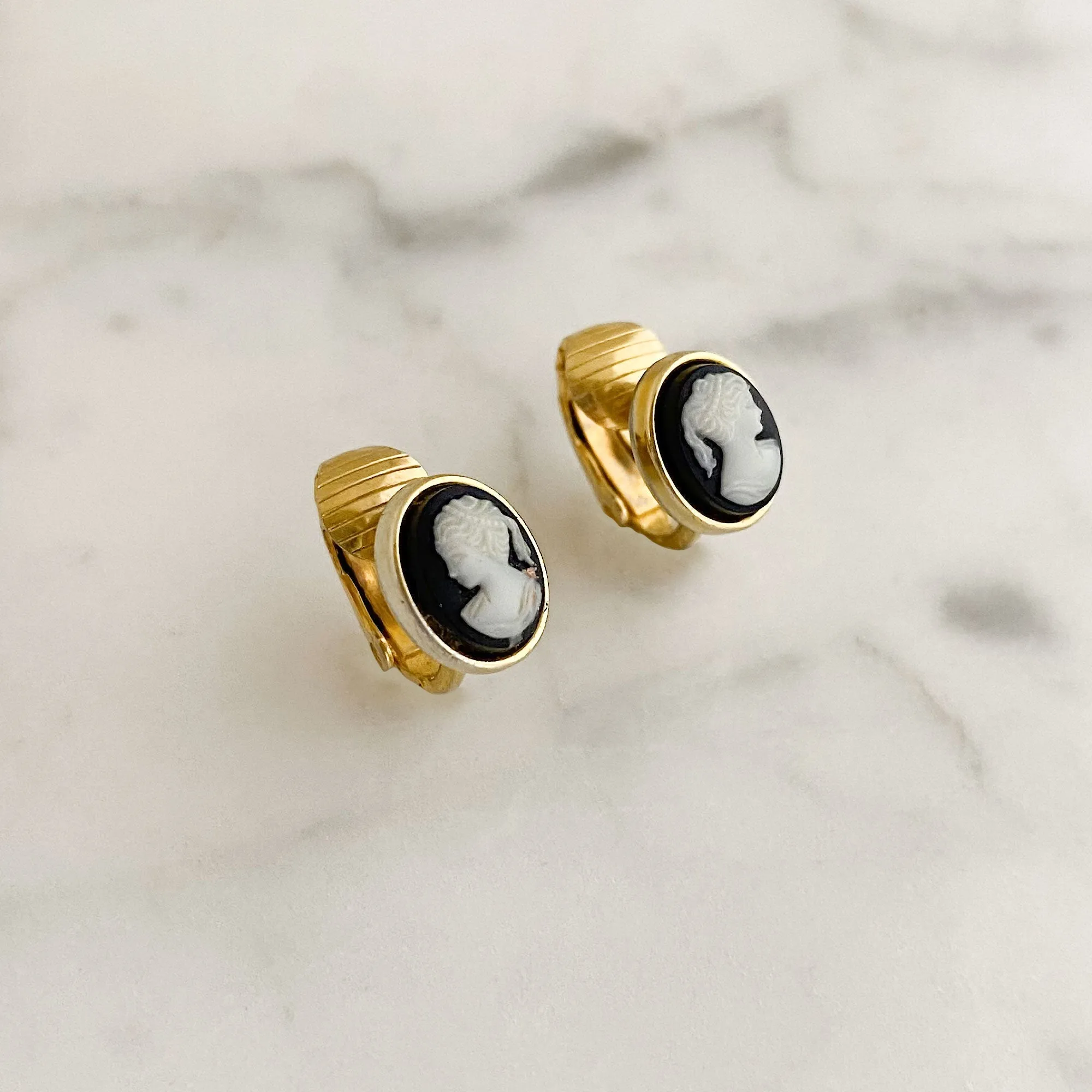 SAMANTHA petite cameo clip earrings