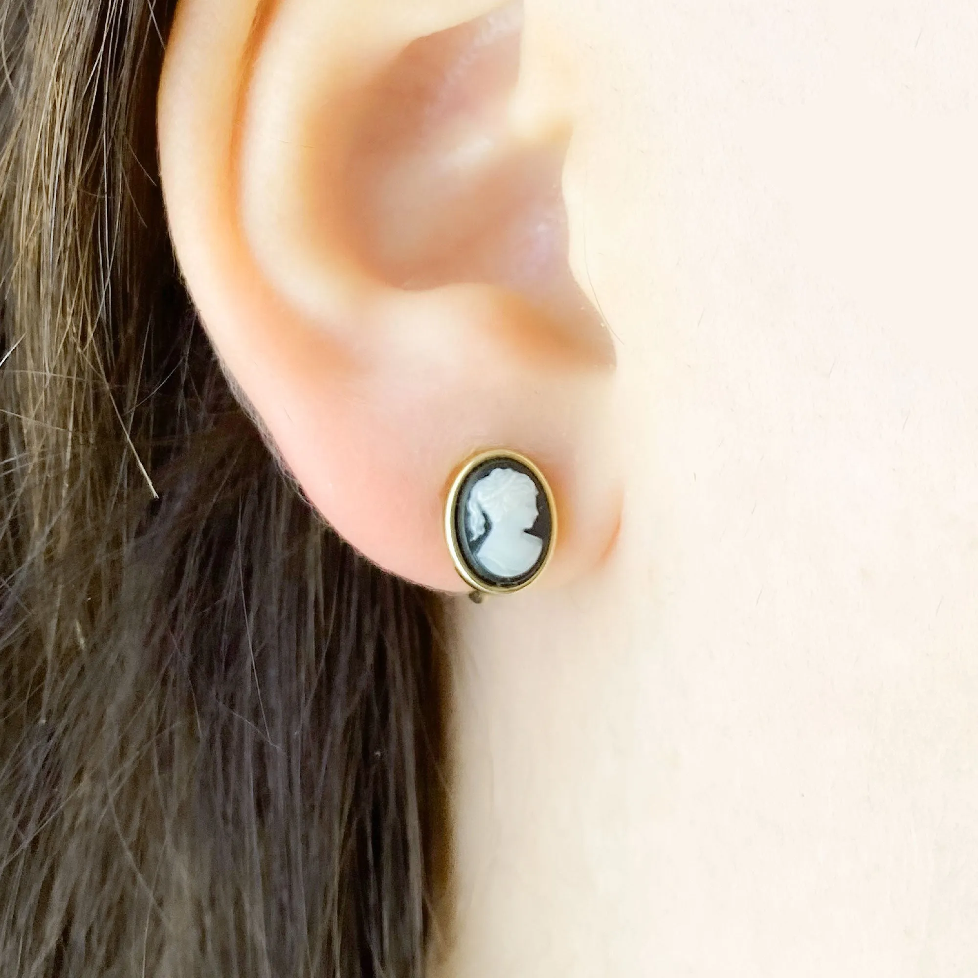 SAMANTHA petite cameo clip earrings