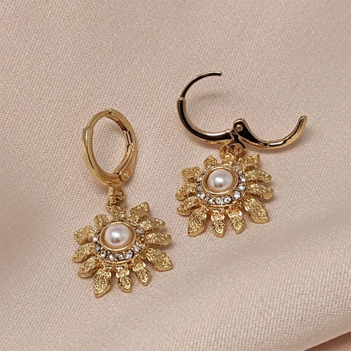 Sunflower 50s Hoop earrings: Pearl and Gold Hoops